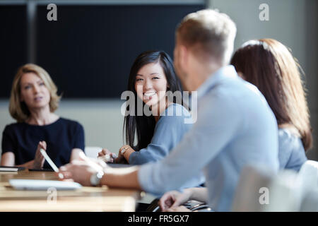 Imprenditrice sorridente in riunione Foto Stock