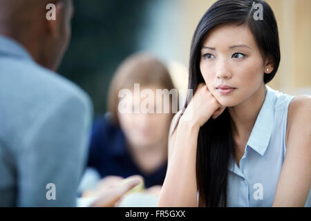 Grave imprenditrice ascolto di imprenditore Foto Stock