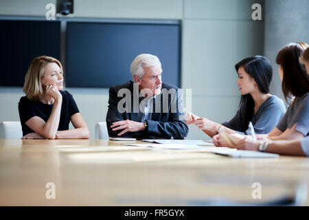 La gente di affari riuniti nella sala conferenze Foto Stock