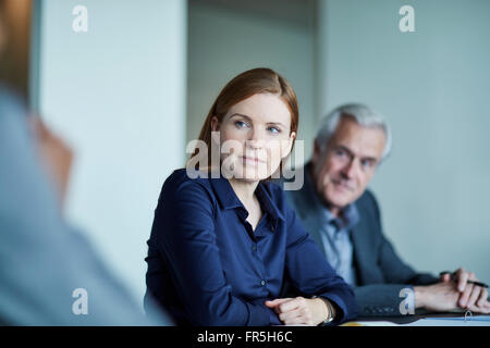 Attenta imprenditrice ascolto in riunione Foto Stock