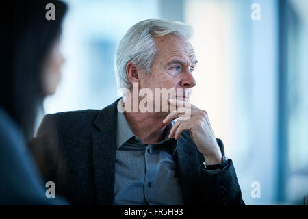 Grave imprenditore senior guardando lontano Foto Stock