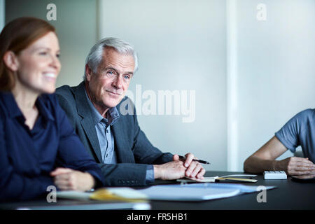 Imprenditore senior di ascolto in riunione Foto Stock