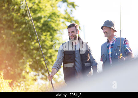 Padre e figlio adulto con canne da pesca Foto Stock