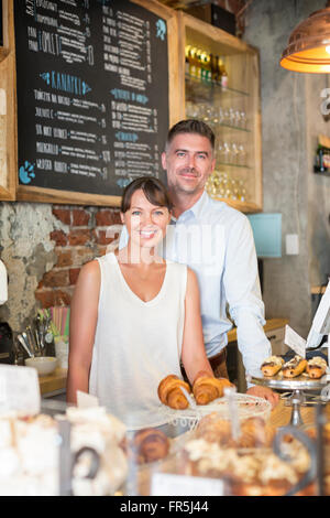 Ritratto sorridente cafe proprietario giovane dietro il contatore Foto Stock