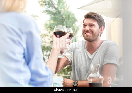 Paio di tostatura di bicchieri di vino Foto Stock