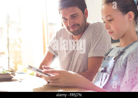Padre e figlia con tavoletta digitale Foto Stock