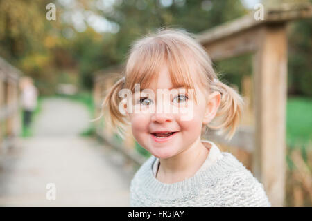 Ritratto toddler sorridente ragazza con pigtail Foto Stock