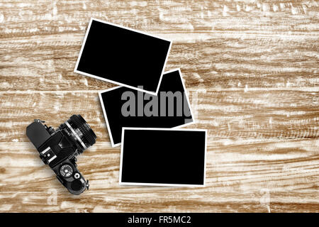 Vintage film SLR Fotocamera su grunge tavolo in legno Foto Stock