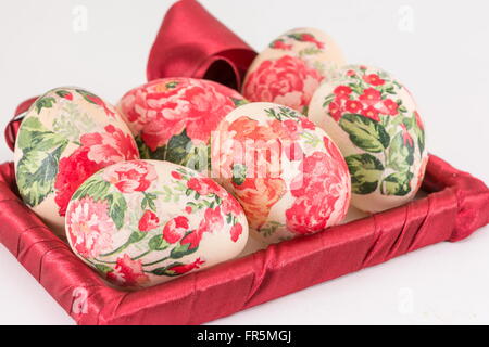 Colorati dipinti a mano e decorati decoupage uova di Pasqua Foto Stock