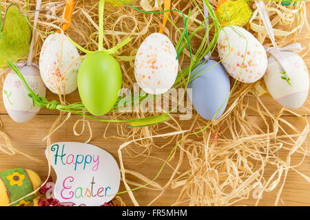 Uova di Pasqua da appendere le corde colorate Foto Stock