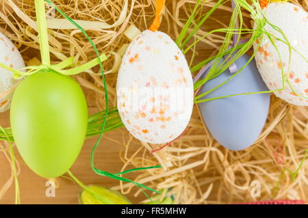 Uova di Pasqua da appendere le corde colorate Foto Stock