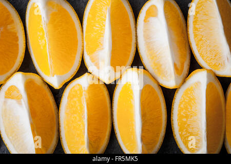 Disposizione di limone giallo fette orizzontali Foto Stock