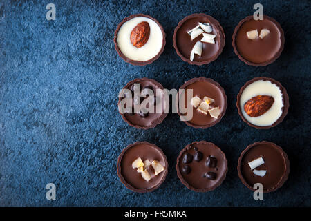 Composizione di cioccolatini su una pietra blu orizzontale Foto Stock