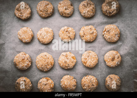 Farina di avena cookie su una placca da forno orizzontale Foto Stock