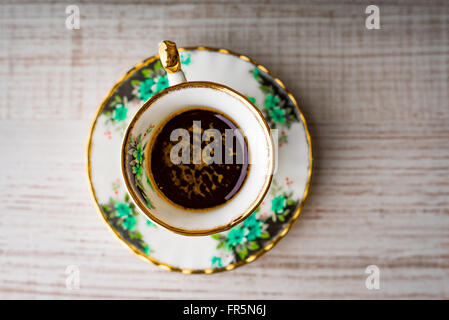Vintage tazza di caffè sul tavolo di legno orizzontale Foto Stock