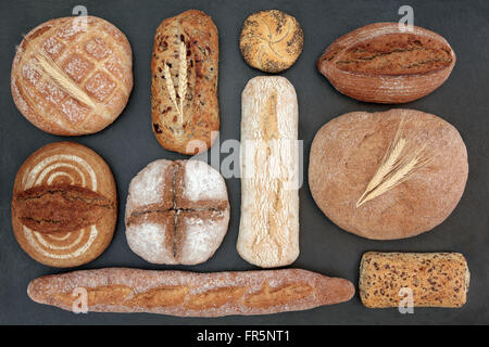 Rustico pane fatto in casa la selezione su sfondo di ardesia. Foto Stock