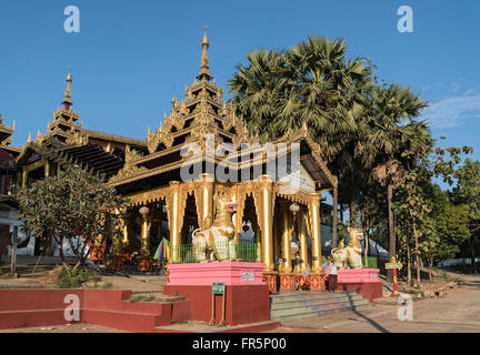 Ingresso sud alla Hintha Gon Paya, Bago, Birmania (Myanmar) Foto Stock