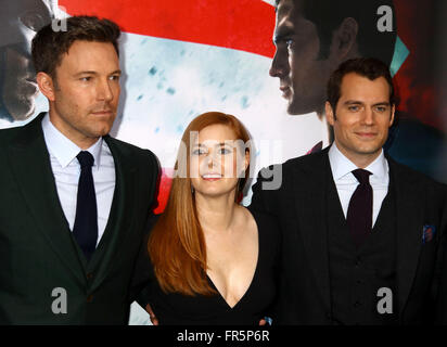 New York, New York, Stati Uniti d'America. 20 Mar, 2016. Attori BEN AFFLECK, Amy Adams e HENRY CAVILL frequentare la New York premiere di "Batman v Superman: Alba di giustizia" tenutasi presso la Radio City Music Hall. Credito: Nancy Kaszerman/ZUMA filo/Alamy Live News Foto Stock