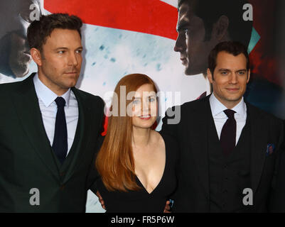 New York, New York, Stati Uniti d'America. 20 Mar, 2016. Attori BEN AFFLECK, Amy Adams e HENRY CAVILL frequentare la New York premiere di "Batman v Superman: Alba di giustizia" tenutasi presso la Radio City Music Hall. Credito: Nancy Kaszerman/ZUMA filo/Alamy Live News Foto Stock