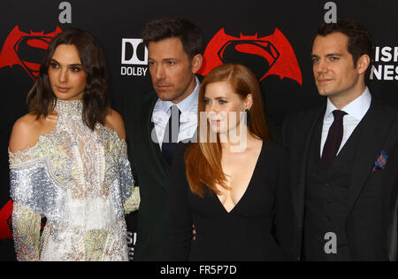 New York, New York, Stati Uniti d'America. 20 Mar, 2016. Attori GAL GADOT, BEN AFFLECK, Amy Adams e HENRY CAVILL frequentare la New York premiere di "Batman v Superman: Alba di giustizia" tenutasi presso la Radio City Music Hall. Credito: Nancy Kaszerman/ZUMA filo/Alamy Live News Foto Stock