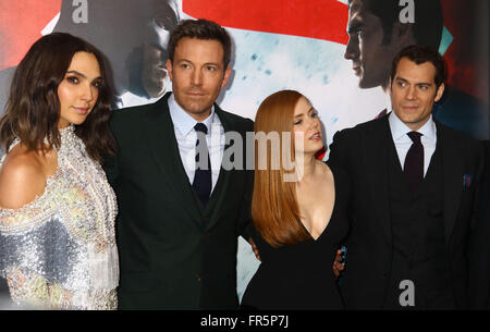 New York, New York, Stati Uniti d'America. 20 Mar, 2016. Attori GAL GADOT, BEN AFFLECK, Amy Adams e HENRY CAVILL frequentare la New York premiere di "Batman v Superman: Alba di giustizia" tenutasi presso la Radio City Music Hall. Credito: Nancy Kaszerman/ZUMA filo/Alamy Live News Foto Stock