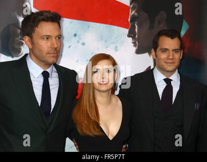 New York, New York, Stati Uniti d'America. 20 Mar, 2016. Attori BEN AFFLECK, Amy Adams e HENRY CAVILL frequentare la New York premiere di "Batman v Superman: Alba di giustizia" tenutasi presso la Radio City Music Hall. Credito: Nancy Kaszerman/ZUMA filo/Alamy Live News Foto Stock