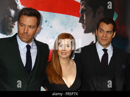 New York, New York, Stati Uniti d'America. 20 Mar, 2016. Attori BEN AFFLECK, Amy Adams e HENRY CAVILL frequentare la New York premiere di "Batman v Superman: Alba di giustizia" tenutasi presso la Radio City Music Hall. Credito: Nancy Kaszerman/ZUMA filo/Alamy Live News Foto Stock