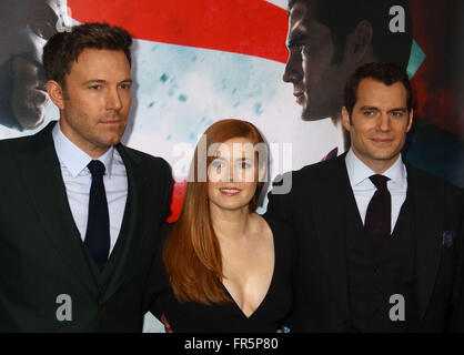 New York, New York, Stati Uniti d'America. 20 Mar, 2016. Attori BEN AFFLECK, Amy Adams e HENRY CAVILL frequentare la New York premiere di "Batman v Superman: Alba di giustizia" tenutasi presso la Radio City Music Hall. Credito: Nancy Kaszerman/ZUMA filo/Alamy Live News Foto Stock