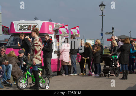 Il business estivo per i gelatieri è un'attività che fa risplendere, in quanto il clima caldo e calmo porta i turisti e i turisti a visitare la Costa Fylde. Persone che acquistano coda, estate, furgone, veicolo, cibi britannici. Anche con il suo alto contenuto di zucchero, il cibo è una delizia molto popolare per il mare. Lytham St Annes, Blackpool, Lancashire. 20 marzo 2016. UK Meteo, bella primavera giorno. Foto Stock