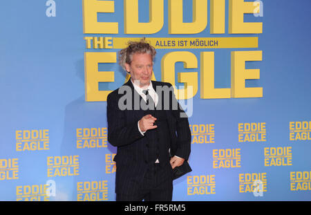 Monaco di Baviera, Germania. 20 Mar, 2016. Direttore britannico Dexter Fletcher arriva per una speciale proiezione di Eddie "L'Aquila" a Monaco di Baviera, Germania, 20 marzo 2016. Foto: Ursula Dueren/dpa/Alamy Live News Foto Stock