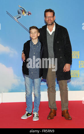 Monaco di Baviera, Germania. 20 Mar, 2016. TV host Boecking Kai e suo figlio Luca arriva per una speciale proiezione di Eddie "L'Aquila" a Monaco di Baviera, Germania, 20 marzo 2016. Foto: Ursula Dueren/dpa/Alamy Live News Foto Stock