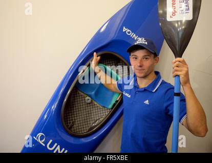 Praga, Repubblica Ceca. Xxi Mar, 2016. Slalom ceca canoeist Jiri Prskavec, titolare di quattro medaglie a ICF Canoa Slalom Campionati del mondo, due ori (K-1: 2015, K-1 team: 2015) e due argenti (K-1: 2013, K-1 team: 2014), partecipa a una conferenza stampa a Praga, Repubblica Ceca, lunedì 21 marzo, 2016. © Michal Krumphanzl/CTK foto/Alamy Live News Foto Stock