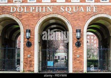 Dolphin Square è un blocco di appartamenti privati e business complesso costruito a Pimlico a Londra. Una volta a casa per più di 70 parlamentari e 10 Lords. Funzionamento Midland indagine rivendicazioni che uomini potenti bambini abusati negli anni settanta e ottanta al Dolphin Square Foto Stock