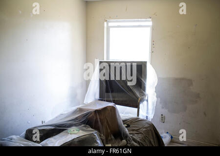 Memphis, TN, Stati Uniti d'America. 30 apr, 2015. Un vuoto intavolato un appartamento che è stato riparato è visibile dopo 24 famiglie sono state spostate fuori del Warren appartamenti dopo il codice della città i funzionari di polizia ritenuti gli appartamenti inabitabili. © (Brad VestThe AppealThe commerciale appello commerciale/ZUMA filo/Alamy Live News Foto Stock
