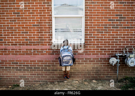 Memphis, TN, Stati Uniti d'America. 30 apr, 2015. Jaryen Swift, 4, tira verso di sé fino a una finestra presso l'appartamento dove lui e la sua famiglia erano stare prima del codice della città i funzionari di polizia ritenute l'appartamento inabitabili. La madre, Angela Swift, che non può più entrare nel suo appartamento perché le serrature sono state cambiate, ha detto che è stato imbarcato fino quando ha lasciato inizialmente di proprietà ma ora senza commissioni lei si preoccupa per la sua unità essendo derubato. ''My più antico ottiene che cosa sta succedendo, '' Swift detta "egli continua a chiedere dove stiamo andando andare.'' la famiglia era in attesa presso l'appartamento per il bus di scuola Foto Stock