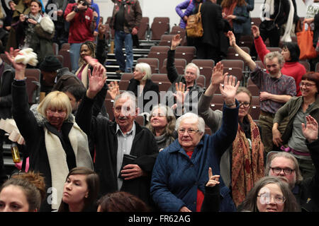 Londra, Regno Unito. Xxi marzo, 2016. Il locatario,s voto non a demolire Cressingham giardini, nella esecuzione del lavoro Lambeth durante una riunione del gabinetto di Lilian Baylis Scuola Tecnologia Credito: Thabo Jaiyesimi/Alamy Live News Foto Stock