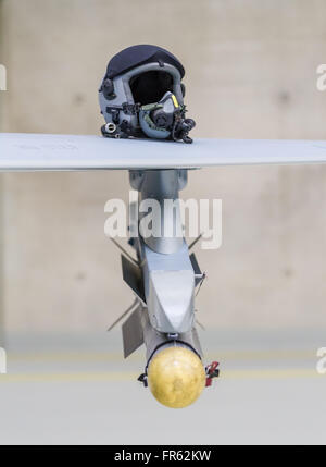 Noervenich, Germania. Xxi marzo, 2016. Il pilota casco sul parafango di una Eurofiighters, Tactical Air Force Squadron 31 "Boelcke' in Noervenich, 03/21/2016 Credit: Juergen schwarz/Alamy Live News Foto Stock