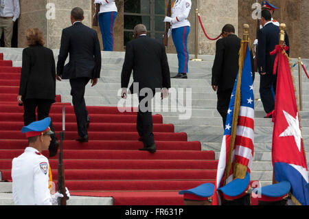 L'Avana, Cuba. Xxi Mar, 2016. Stati Uniti Il presidente Barack Obama (2 L) e Vice Presidente del Consiglio di Stato di Cuba Salvador Valdés Mesa (C) arrivano a la Rivoluzione Palace per soddisfare con Cuba Il presidente Raul Castro a l'Avana, capitale di Cuba, Marzo 21, 2016. Credito: Str/Xinhua/Alamy Live News Foto Stock