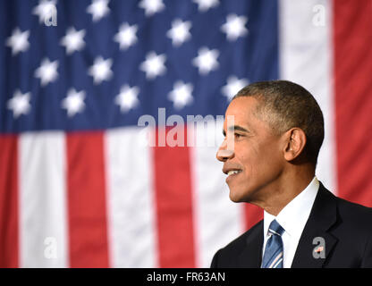 L'Avana, Cuba. Xxi Marzo 2016. Stati Uniti Il presidente Barack Obama parla al pubblico prima di partecipare in un municipio in corrispondenza di un vertice imprenditoriale a La Cerveceria del Puerto, una birreria a l'Avana, Cuba il 21 marzo 2016. Ex CNN host Soledad O'Brien, la cui famiglia ha origini a Cuba, servita come moderatore per l'evento. Credito: Paul Hennessy/Alamy Live News Foto Stock