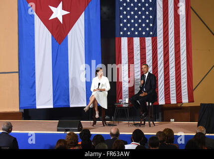 L'Avana, Cuba. Xxi Marzo 2016. Stati Uniti Il presidente Barack Obama parla per i membri del pubblico durante un municipio in corrispondenza di un vertice imprenditoriale a La Cerveceria del Puerto, una birreria a l'Avana, Cuba il 21 marzo 2016. Ex CNN host Soledad O'Brien (L), la cui famiglia ha origini a Cuba, servita come moderatore per l'evento. Credito: Paul Hennessy/Alamy Live News Foto Stock