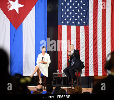 L'Avana, Cuba. Xxi Marzo 2016. Stati Uniti Il presidente Barack Obama parla per i membri del pubblico durante un municipio in corrispondenza di un vertice imprenditoriale a La Cerveceria del Puerto, una birreria a l'Avana, Cuba il 21 marzo 2016. Ex CNN host Soledad O'Brien (L), la cui famiglia ha origini a Cuba, servita come moderatore per l'evento. Credito: Paul Hennessy/Alamy Live News Foto Stock