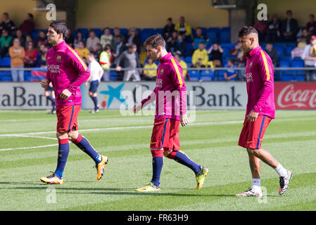 VILLARREAL, Spagna - MAR 20: Neymar, Jr (r), Messi (c) e Luis Suarez (l) warm up prima della La Liga match tra Villarreal CF e FC Barcellona a El Madrigal Stadium il 20 marzo 2016 in Villarreal, Spagna. Foto Stock