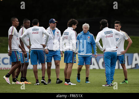 Bogotà, Colombia. Xxi Mar, 2016. Head coach Jose Pekerman 3 (R) della Colombia team nazionali di colloqui con i giocatori durante una sessione di formazione a Bogotà, Colombia, il 21 marzo 2016. Il colombiano del team nazionale dovrà affrontare la Bolivia il 24 marzo in un qualificatore corrispondono per 2018 FIFA World Cup Russia. © Jhon Paz/Xinhua/Alamy Live News Foto Stock