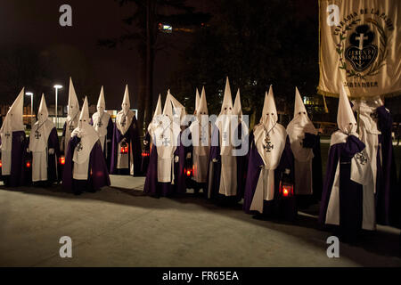 Santander, Spagna. Xxi marzo, 2016. Membri della Confraternita della Passione durante la processione notturna della preghiera svoltasi il lunedì di Pasqua nella città di Santander Credit: JOAQUIN GOMEZ SASTRE/Alamy Live News Foto Stock