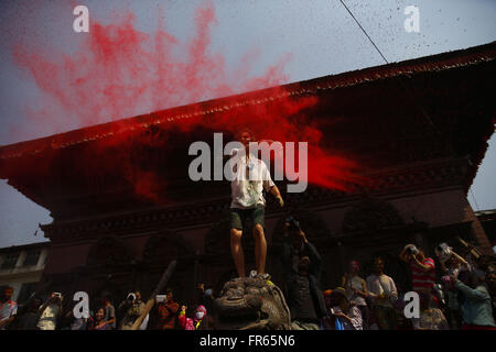 Kathmandu, Nepal. 22 Mar, 2016. Un uomo getta colorato in polvere vermillion durante le celebrazioni di Holi festival, noto anche come il festival dei colori in Basantapur Durbar Square, un sito patrimonio mondiale dell'UNESCO a Kathmandu, Nepal Martedì, Marzo 22, 16. Credito: Skanda Gautam/ZUMA filo/Alamy Live News Foto Stock