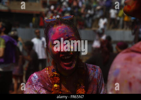 Kathmandu, Nepal. 22 Mar, 2016. Una donna condivide un allegro momento durante le celebrazioni di Holi festival, noto anche come il festival dei colori in Basantapur Durbar Square, un sito patrimonio mondiale dell'UNESCO a Kathmandu, Nepal Martedì, Marzo 22, 16. Credito: Skanda Gautam/ZUMA filo/Alamy Live News Foto Stock