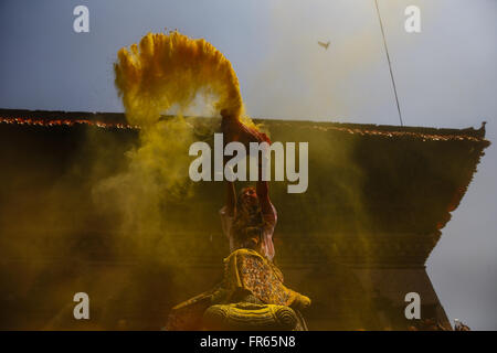 Kathmandu, Nepal. 22 Mar, 2016. Una donna scaglia vermillion colorato in polvere nel corso delle celebrazioni di Holi festival, noto anche come il festival dei colori in Basantapur Durbar Square, un sito patrimonio mondiale dell'UNESCO a Kathmandu, Nepal Martedì, Marzo 22, 16. Credito: Skanda Gautam/ZUMA filo/Alamy Live News Foto Stock