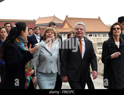 Pechino, Cina. 22 Mar, 2016. Il Presidente tedesco Joachim Gauck visita il Museo del Palazzo Imperiale a Pechino Capitale della Cina, Marzo 22, 2016. Credito: Zhang Ling/Xinhua/Alamy Live News Foto Stock