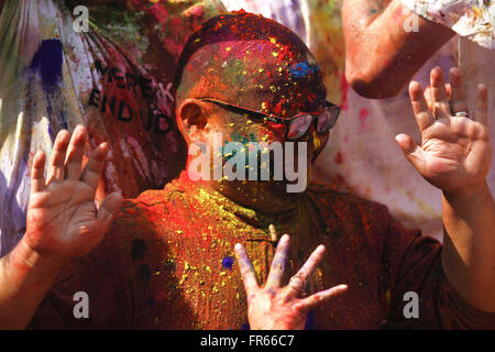 Kathmandu, Nepal. 22 Mar, 2016. Persone celebrano la Holi festival a Basantapur Durbar Square a Kathmandu, Nepal, Marzo 22, 2016. La Holi festival, noto anche come il festival dei colori è celebrata per contrassegnare l'inizio della stagione primaverile. Credito: Pratap Thapa/Xinhua/Alamy Live News Foto Stock