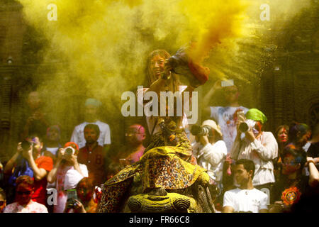 Kathmandu, Nepal. 22 Mar, 2016. Una ragazza celebra la Holi festival a Basantapur Durbar Square a Kathmandu, Nepal, Marzo 22, 2016. La Holi festival, noto anche come il festival dei colori è celebrata per contrassegnare l'inizio della stagione primaverile. Credito: Pratap Thapa/Xinhua/Alamy Live News Foto Stock